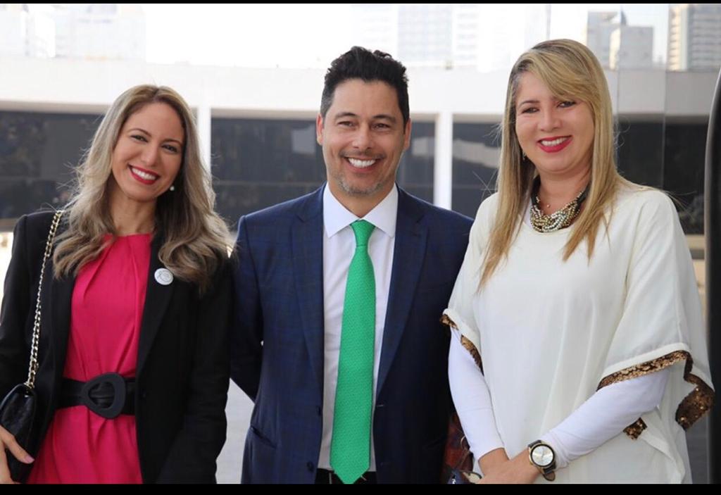 Cristiany de Castro, de vermelho, com Marcio Alvino